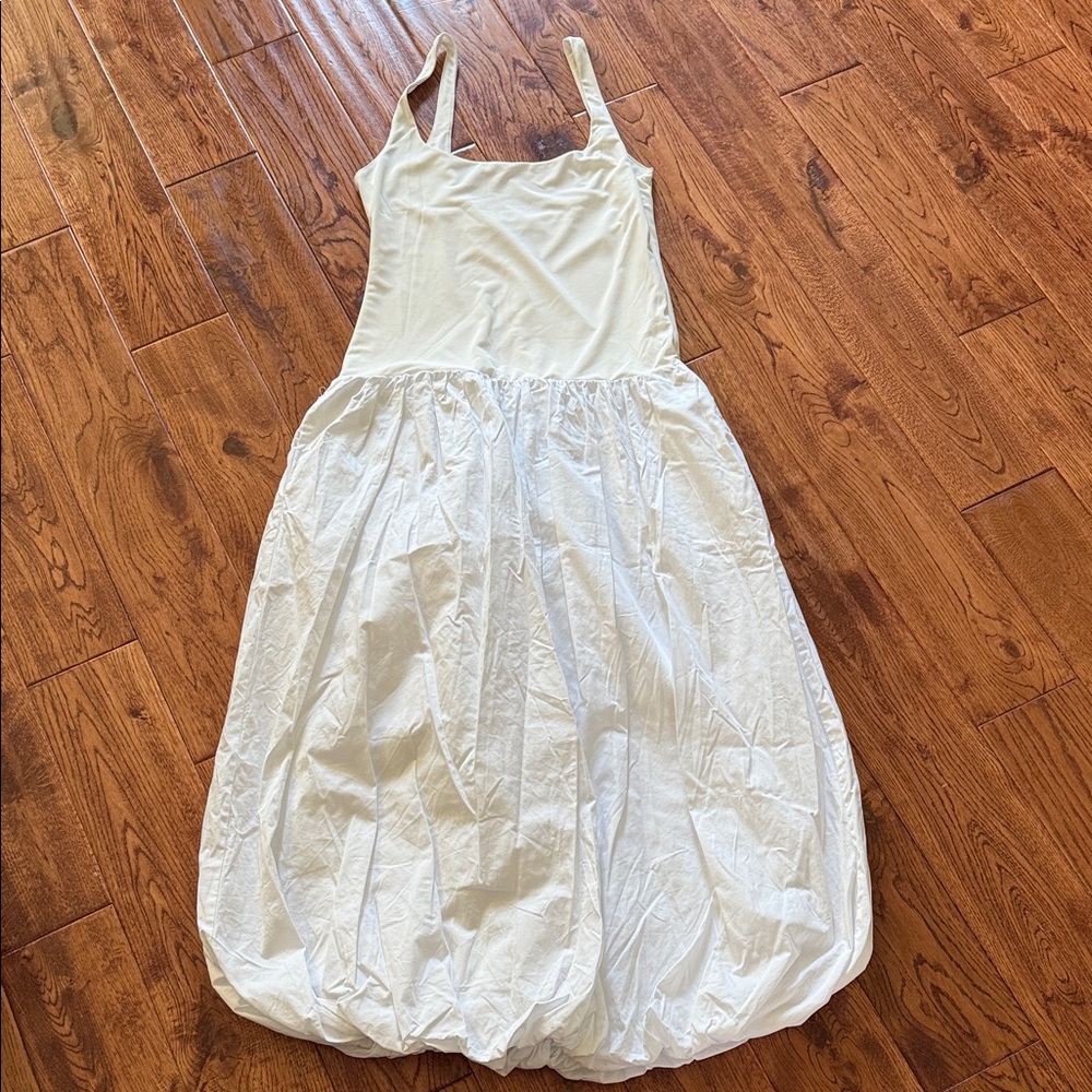Elegant White Dress - Picture 1 of 1